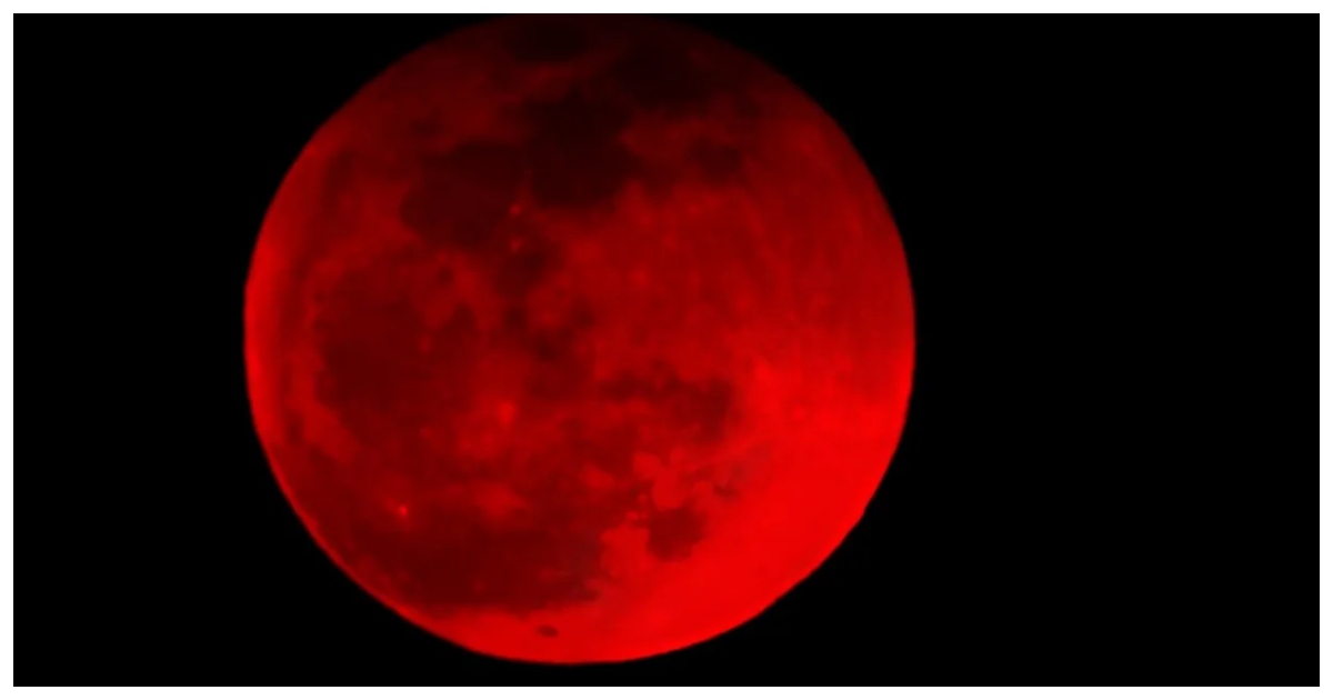 সময়ে পৃথিবীর উপগ্রহটি লাল রঙে রঞ্জিত দেখাবে। ছবি: ইয়াহু